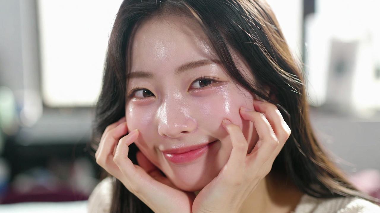 まつ育と目元ケアで美しい自まつ毛を育てる女性のイメージ