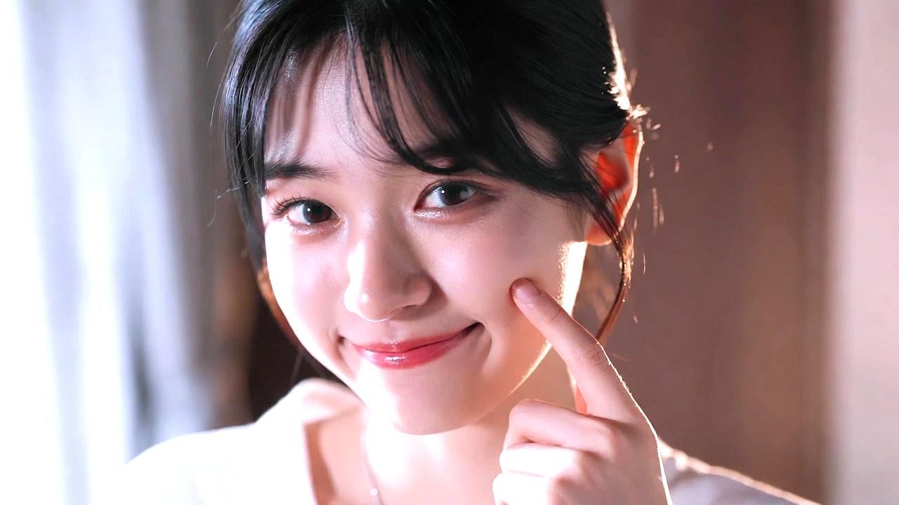 目元のたるみをカバーするベースメイクでリフトアップする様子