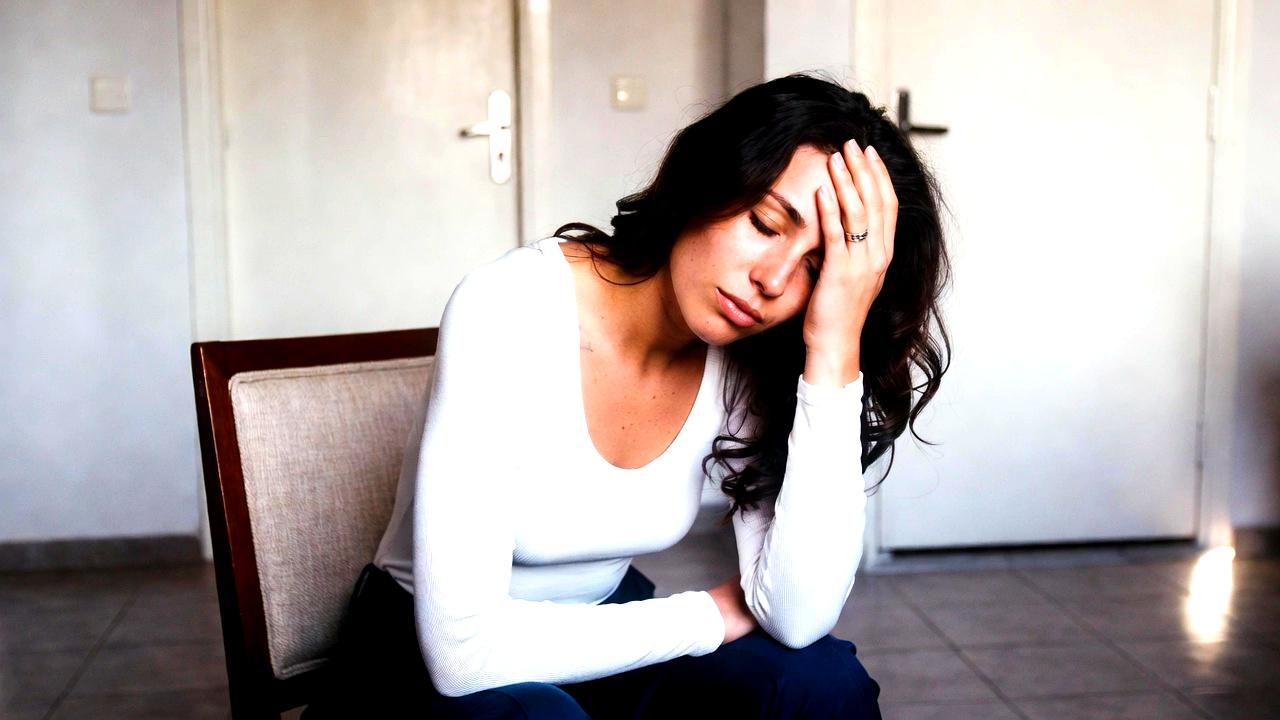 目元のたるみやシワの原因を示すイメージ