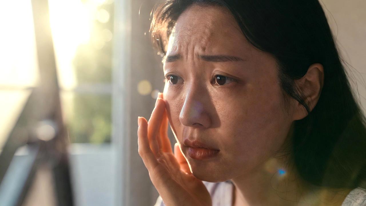 目元のたるみの原因と睡眠不足による肌老化の関係をイメージしたビジュアル