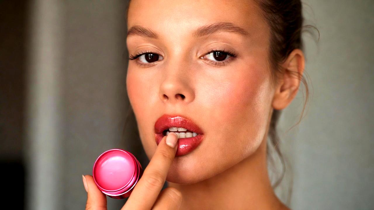 リップ前の保湿ケアで潤いのある唇を整える様子