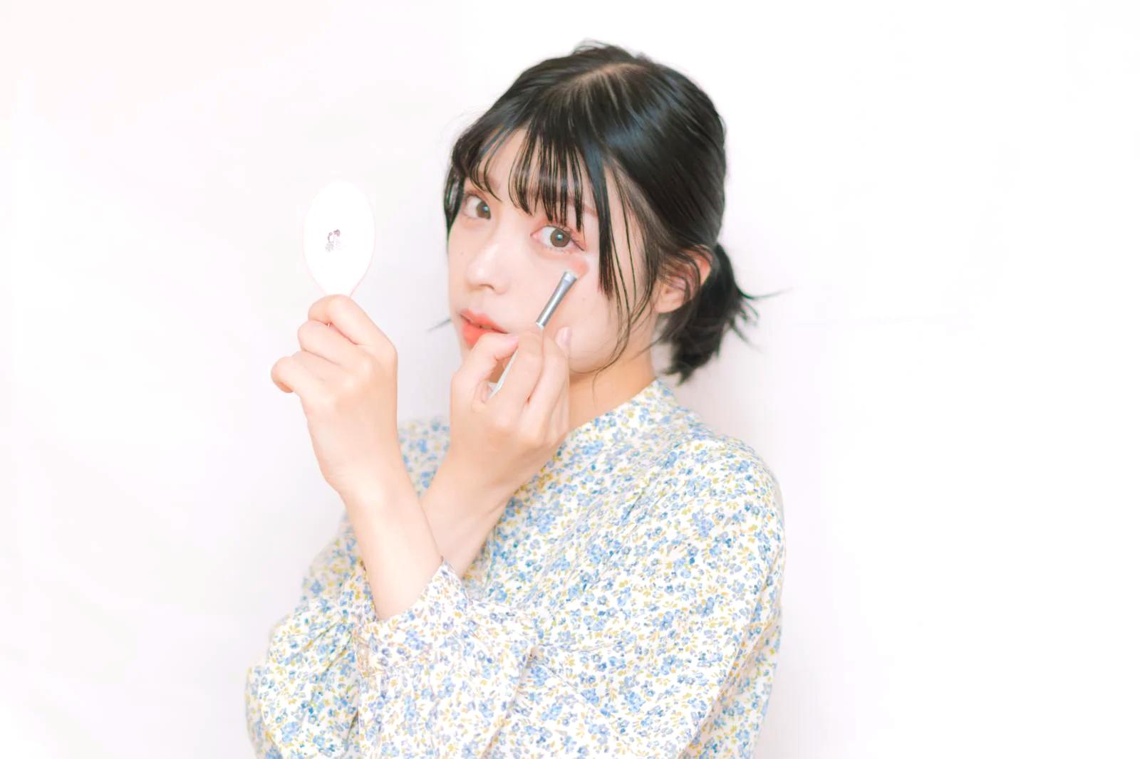 高保湿美容液とアイクリームで目元ケアするコスメのイメージ