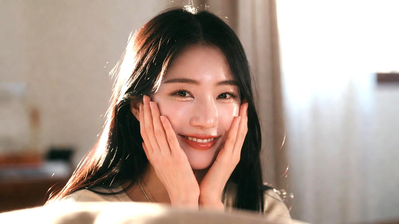 規則正しい生活で内側から美肌を目指すヘルシーな女性のイメージ