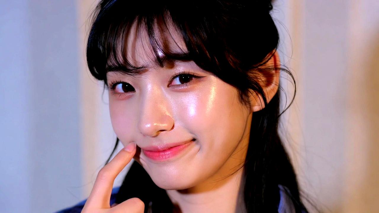 乾燥した肌にひび割れたファンデーションが目立つ頬のクローズアップ