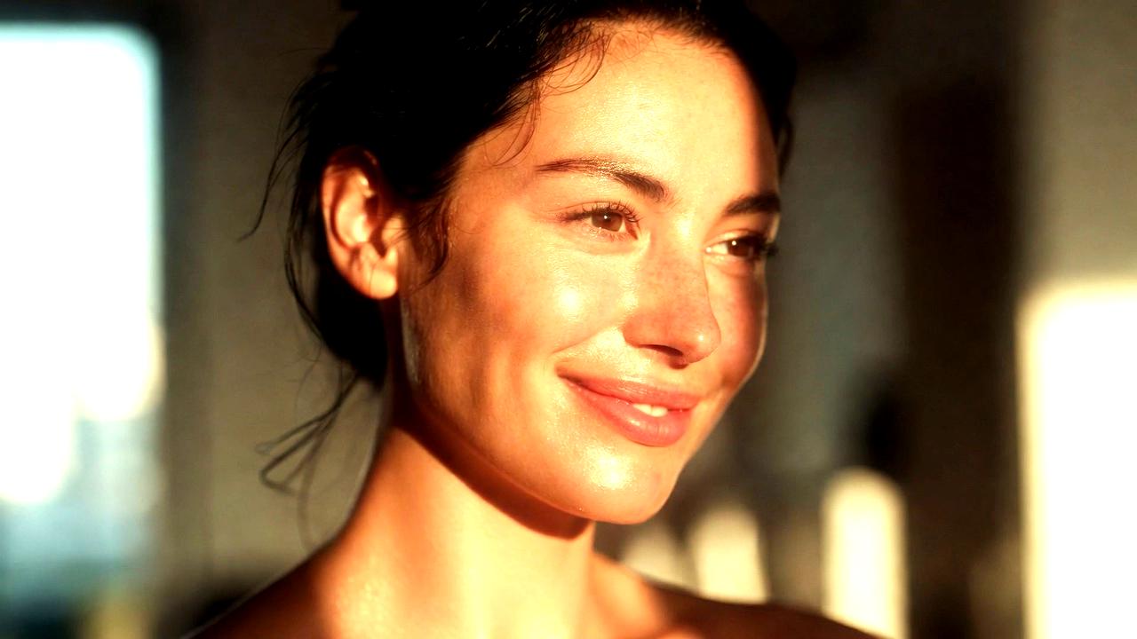 紫外線対策で透明感ある未来の肌を目指す女性のイメージ