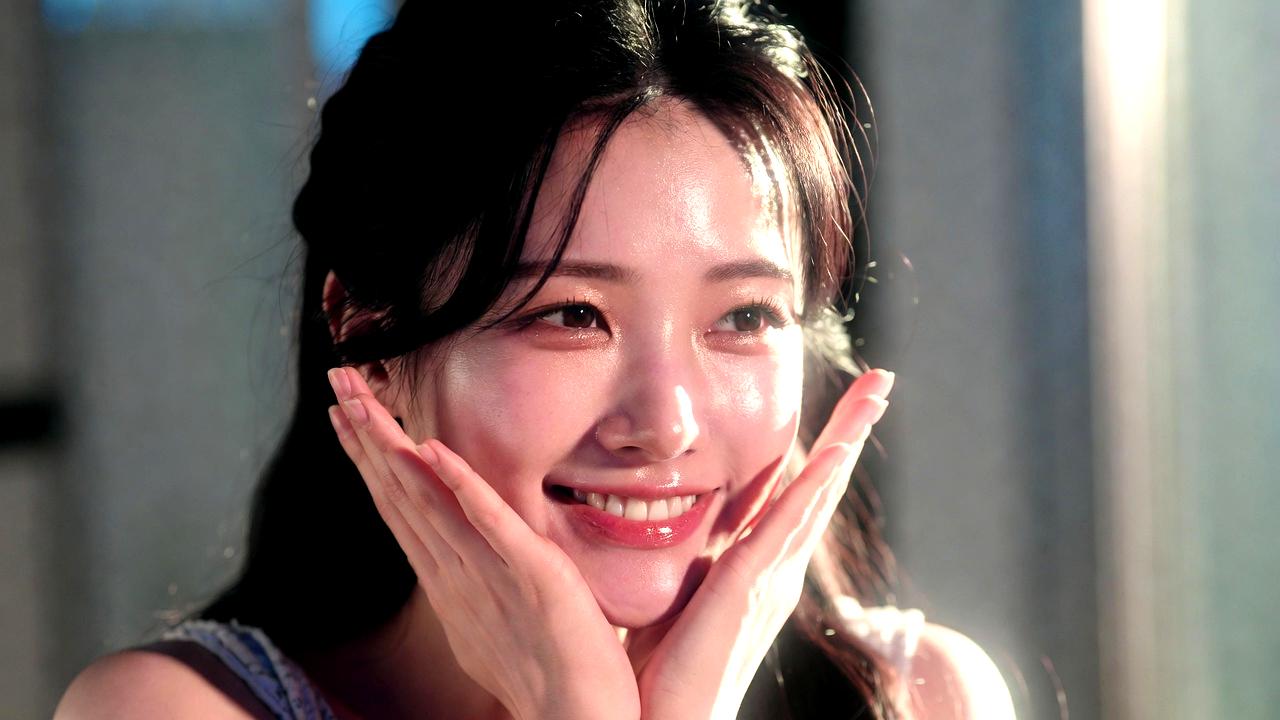 目元や口元を重点的にケアしている様子のイメージ