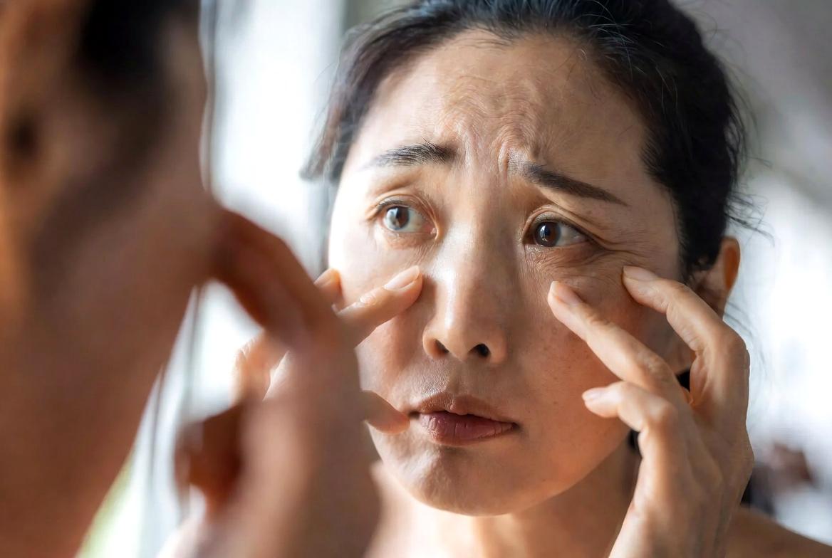 いちご鼻の原因と毛穴詰まりの仕組みを解説するイメージ