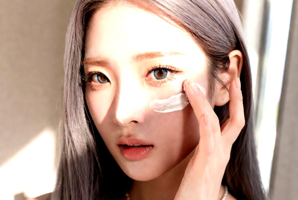 スキンケアの適量を確認する女性と注意喚起イメージ