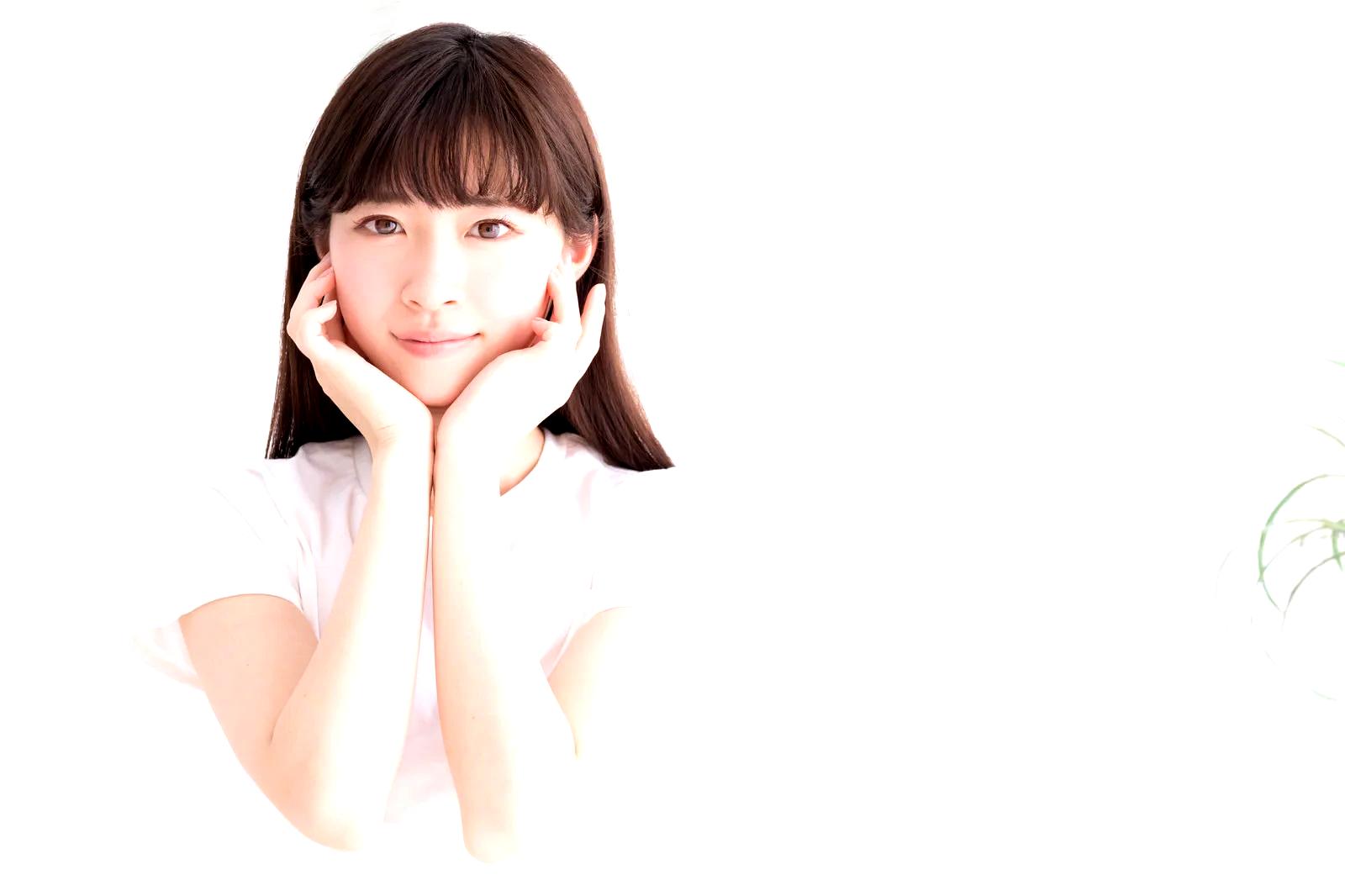 夜のスキンケアルーティンを整えている大人女性の様子