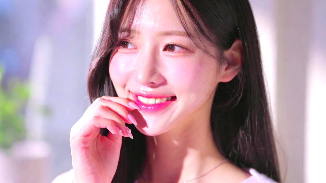 朝の短時間でツヤのある水光肌メイクを仕上げる女性のイメージ