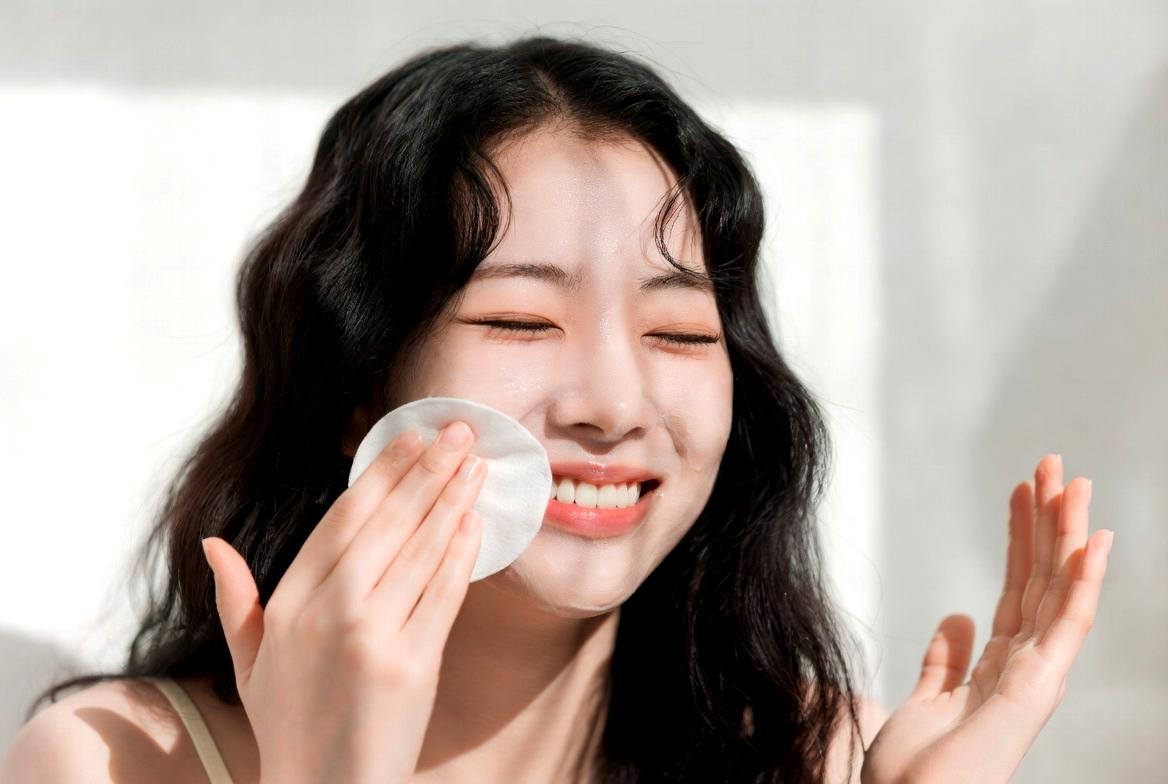 毛穴の詰まりや黒ずみ、開きの違いを比較したスキンケアイメージ