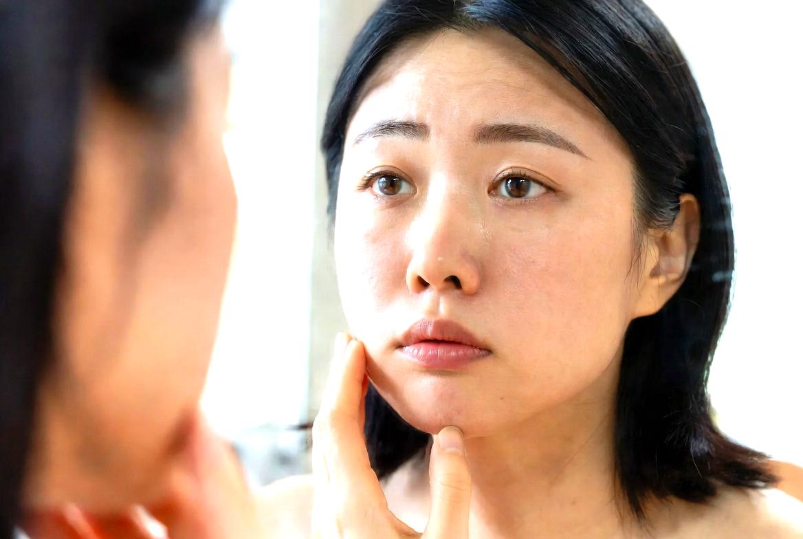 外出中にミストや保湿で肌をケアする爽やかなシーン