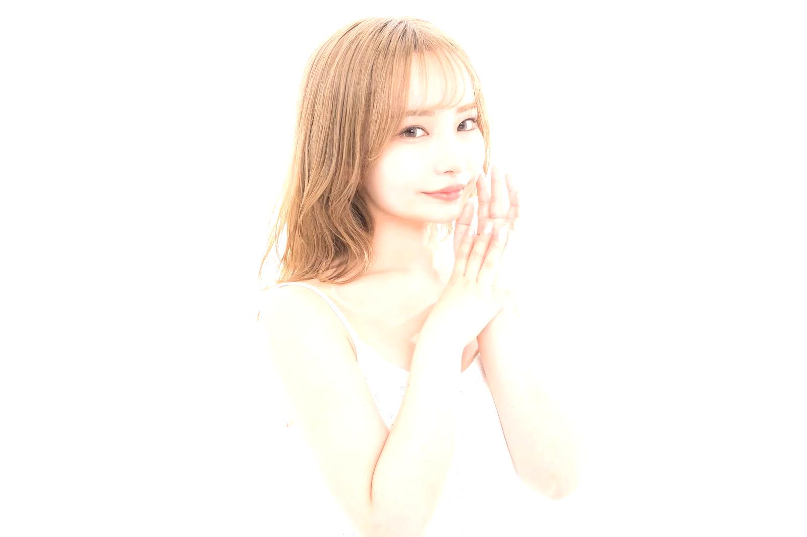 日焼け止めとスキンケアで紫外線対策をする女性