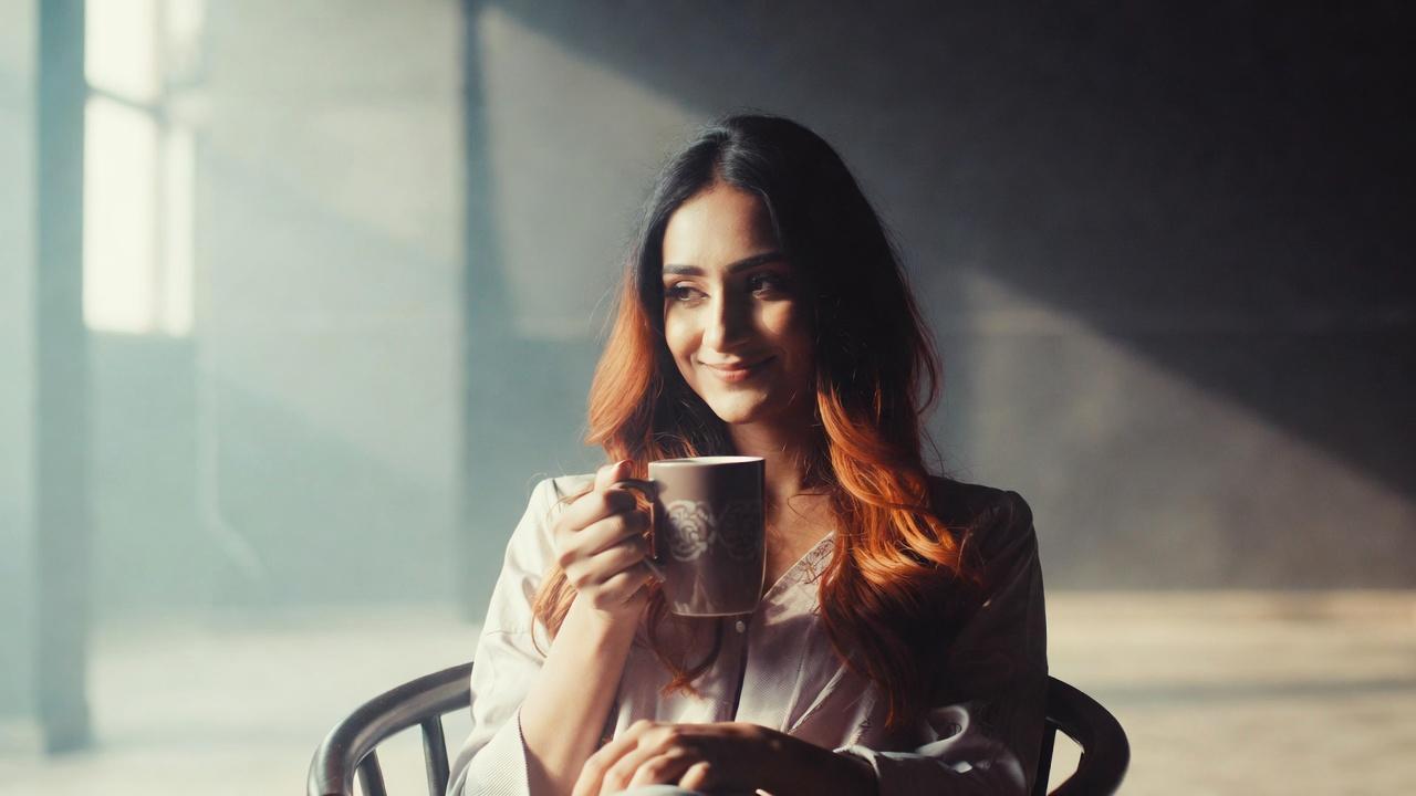 アゼライン酸で毛穴とテカリ悩みが改善し透明感のある肌へ導くイメージ