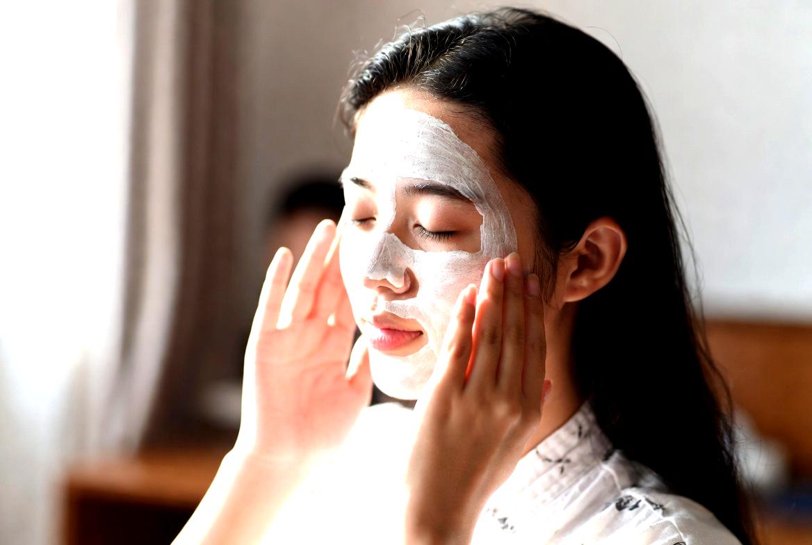 摩擦レススキンケアで目元のちりめんジワを防ぐ美しい肌のイメージ
