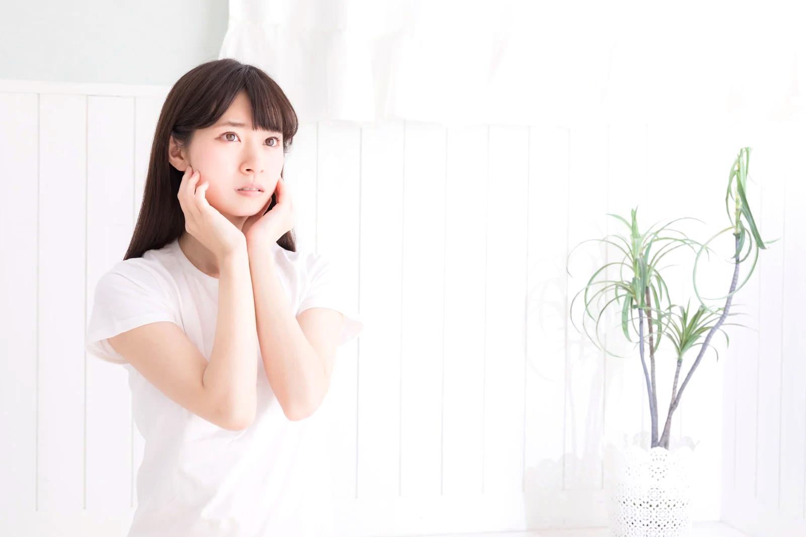 窓際デスクで紫外線を浴びる女性とオフィス内の光