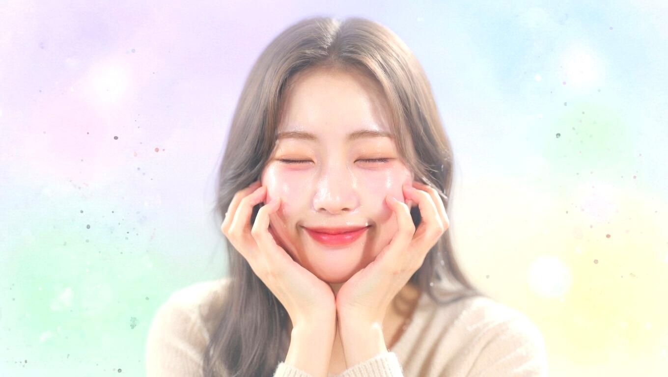 朝のやさしい洗顔と保湿で肌を整える女性のナチュラルな様子