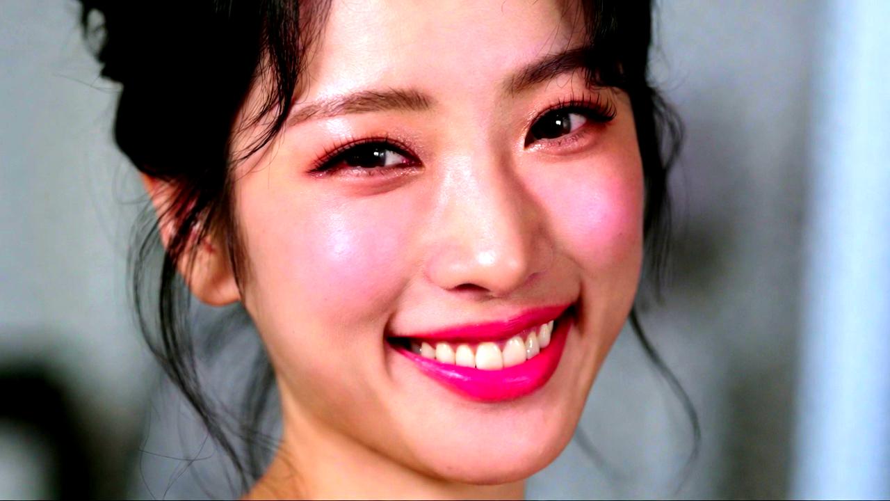 シンプルで優しいスキンケアを意識する大人女性のイメージ