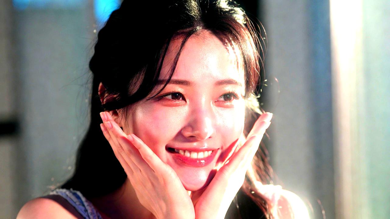 朝5分でツヤと潤いのある水光肌を仕上げた洗練された大人の女性のイメージ