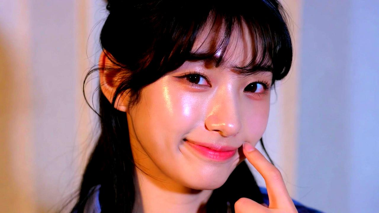 朝のメイク直しで乾燥した肌に保湿ミストを重ねる女性のイメージ
