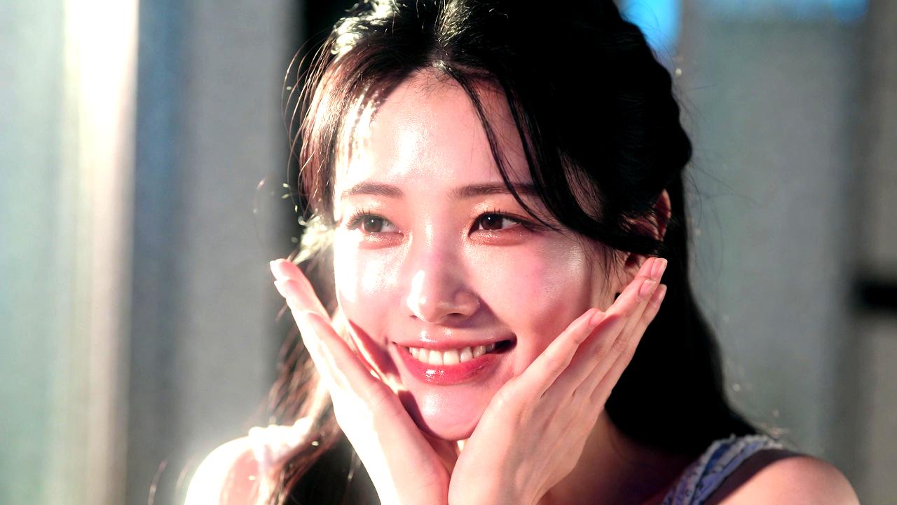 敏感肌でも低刺激ケアでつやぷる肌を目指す美しい女性のイメージ