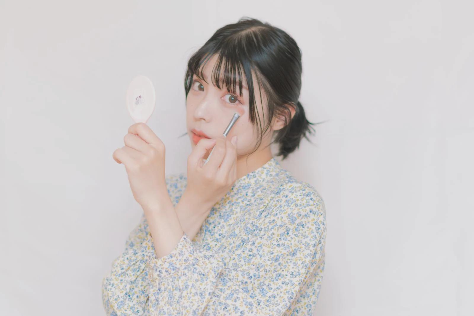 目元や口元に細かいシワが現れ始めた女性の肌のアップ