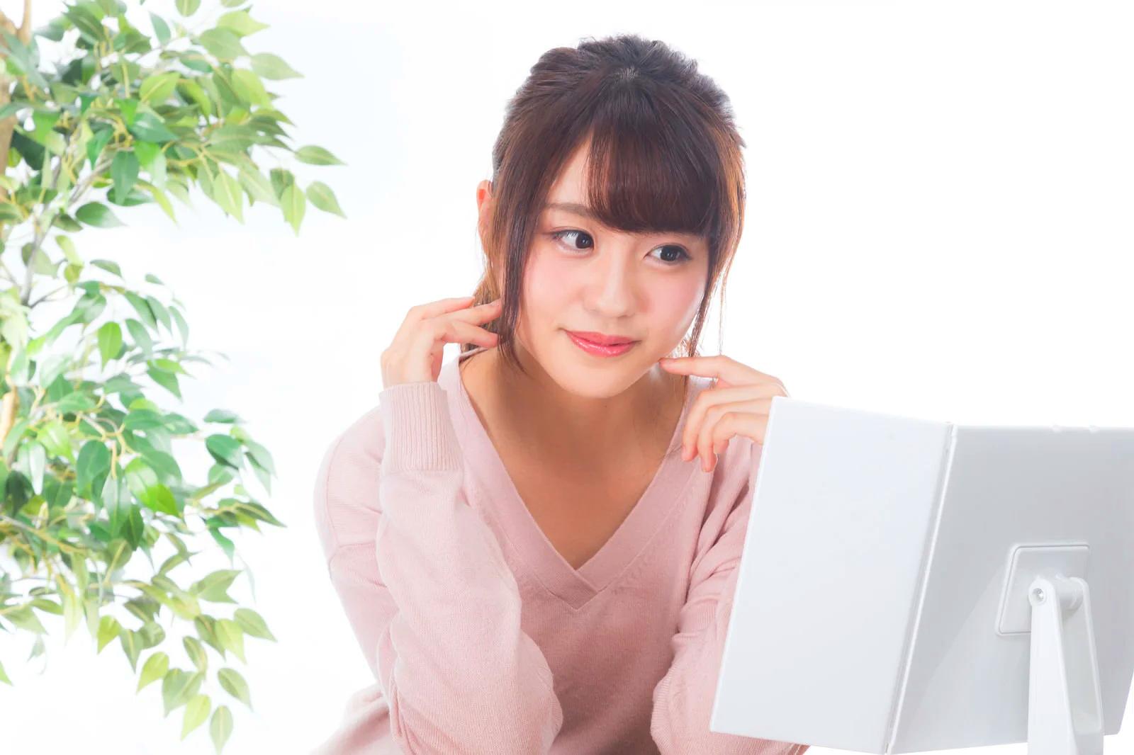 刺激になりやすい成分表示を確認するコスメ選びのイメージ