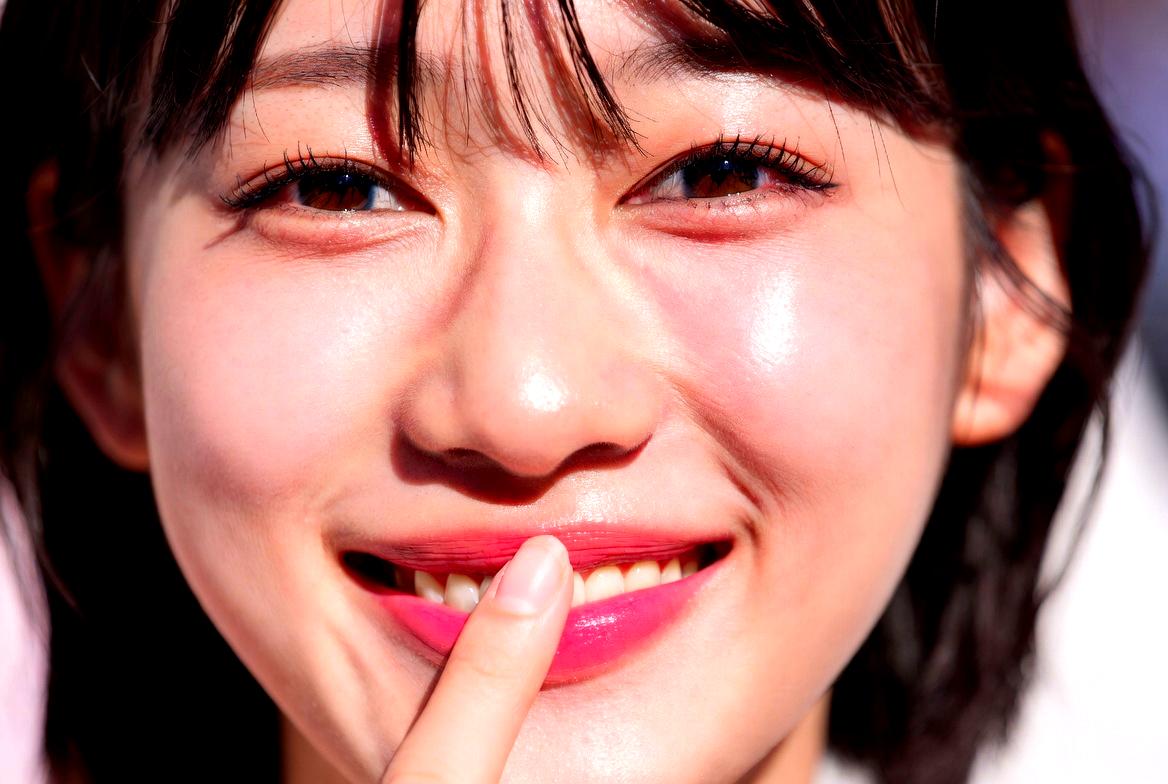 血色リップメイクで中顔面を短く見せるナチュラル美容イメージ