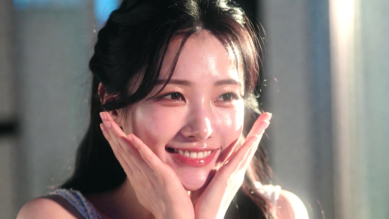 丁寧に目元を保湿ケアする女性のナイトルーティン