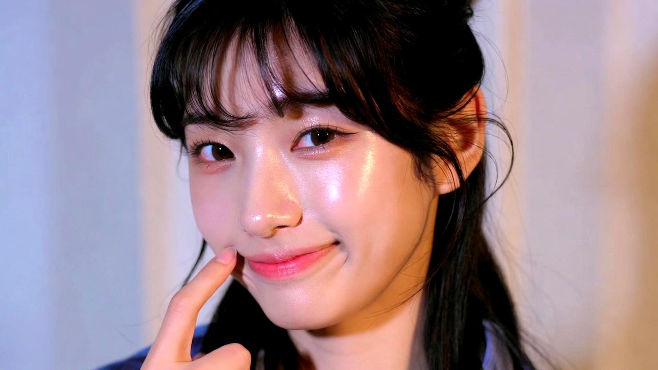 朝と夜で異なるスキンケアを使い分けるイメージ