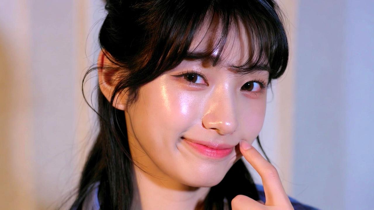 デパコスや韓国コスメの夜用アイクリームを比較する美容イメージ