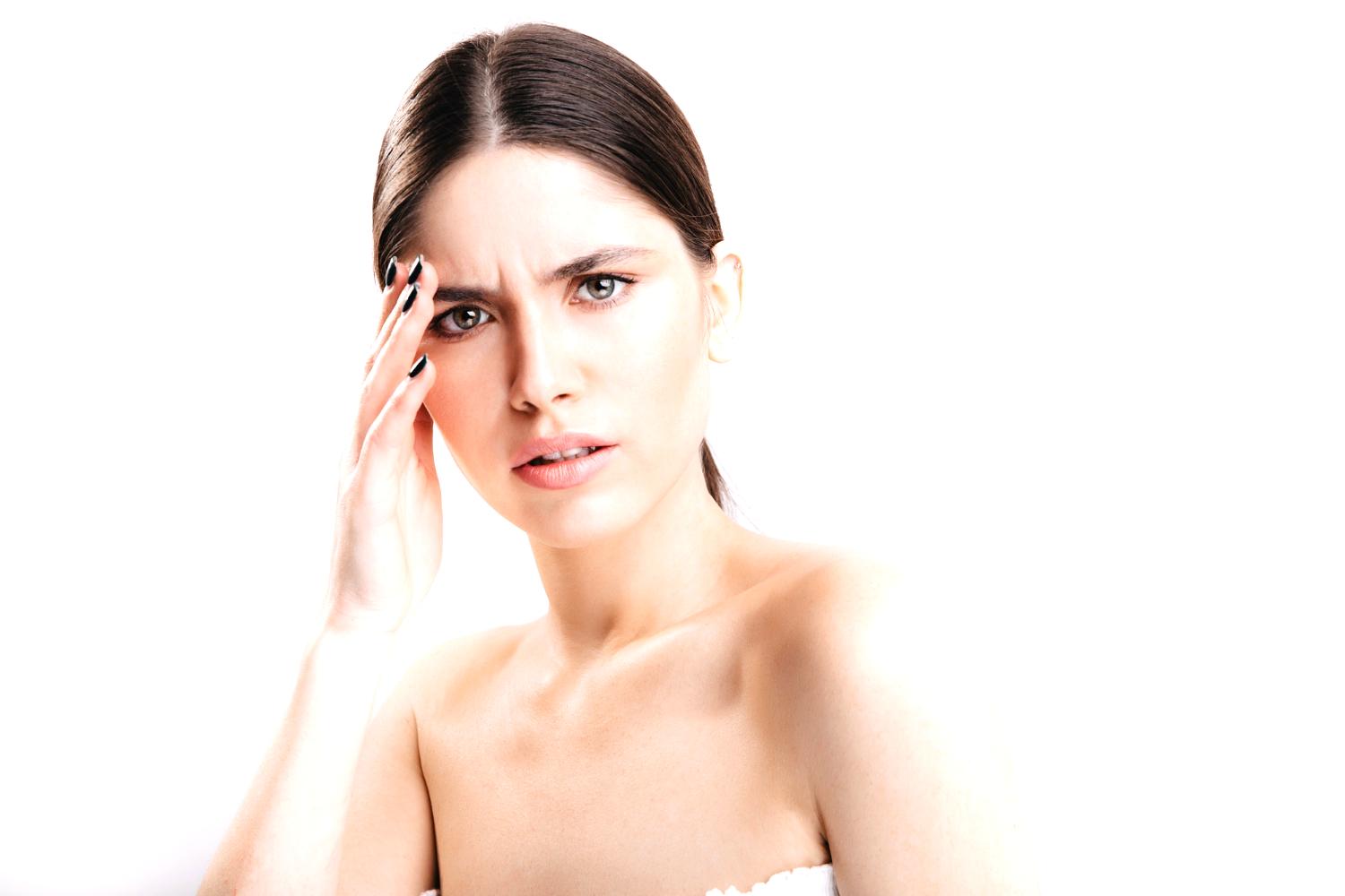 目元の皮膚の薄さとちりめんジワの原因を解説するイメージ