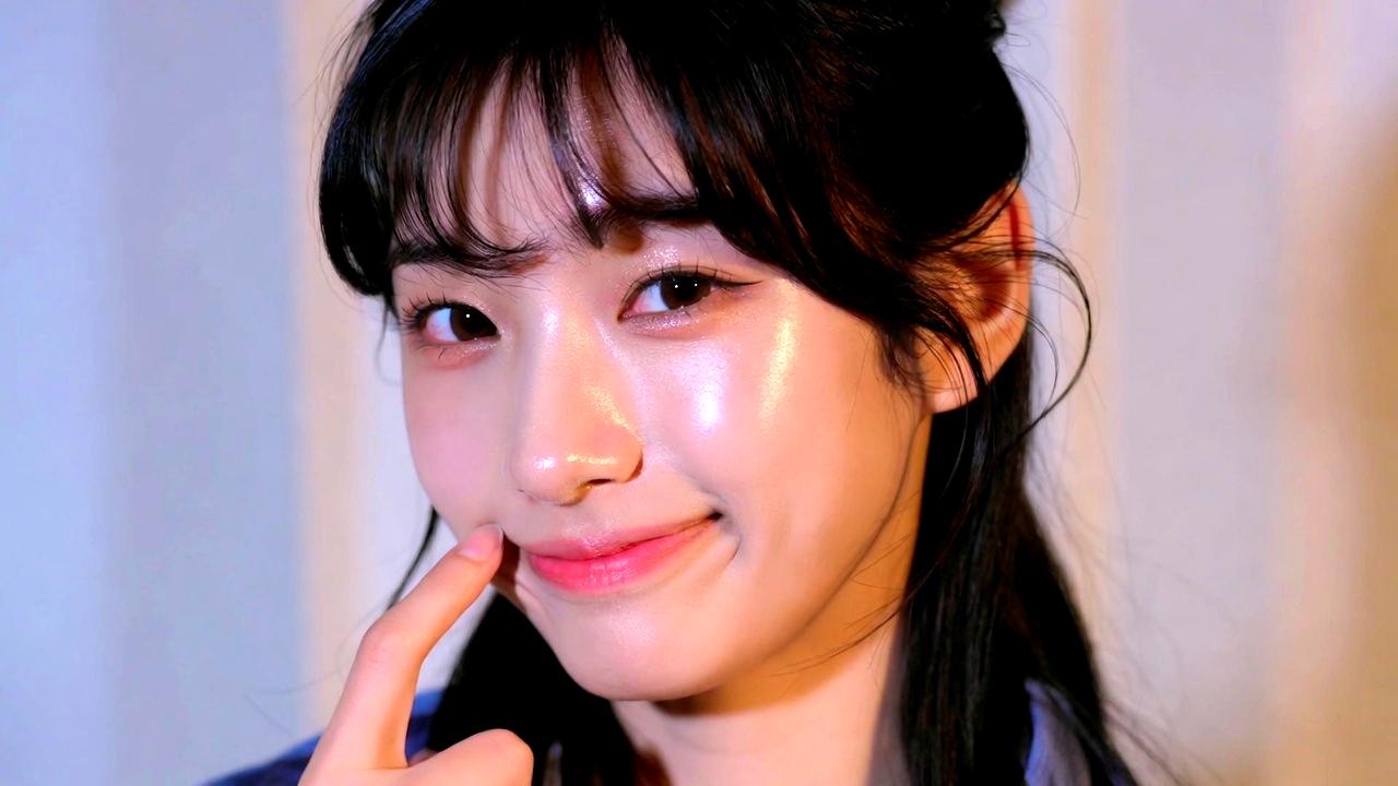 パーソナルカラー別に似合うリップメイクを選ぶ様子