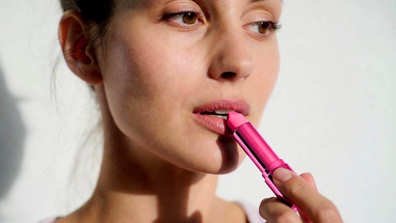 様々なリップアイテムを並べたコスメのイメージ