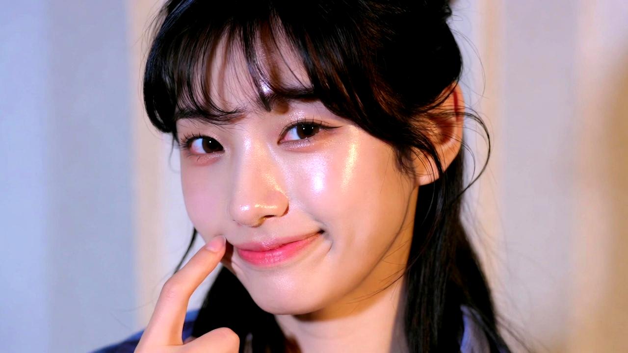 オフィスで乾燥した頬に触れながら鏡を見る女性とデスク周りのエアコン環境