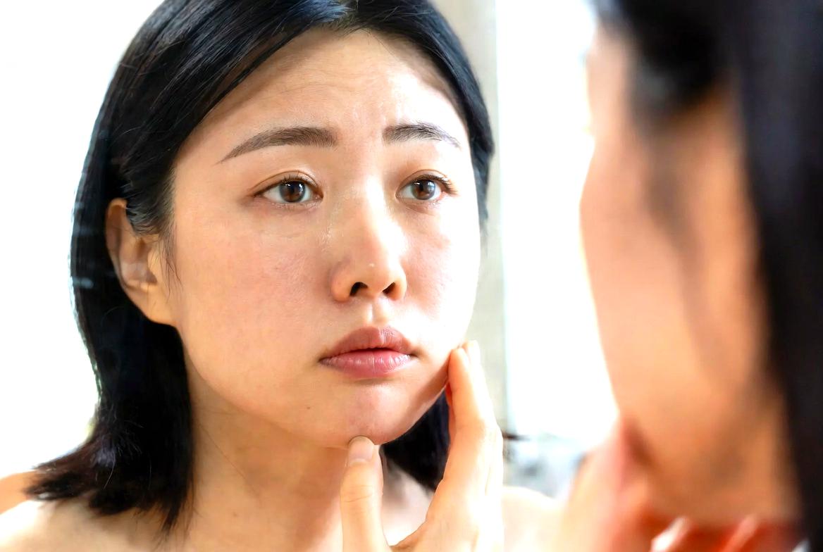 角栓を押し出すケアの危険性といちご鼻悪化の原因を解説する構成