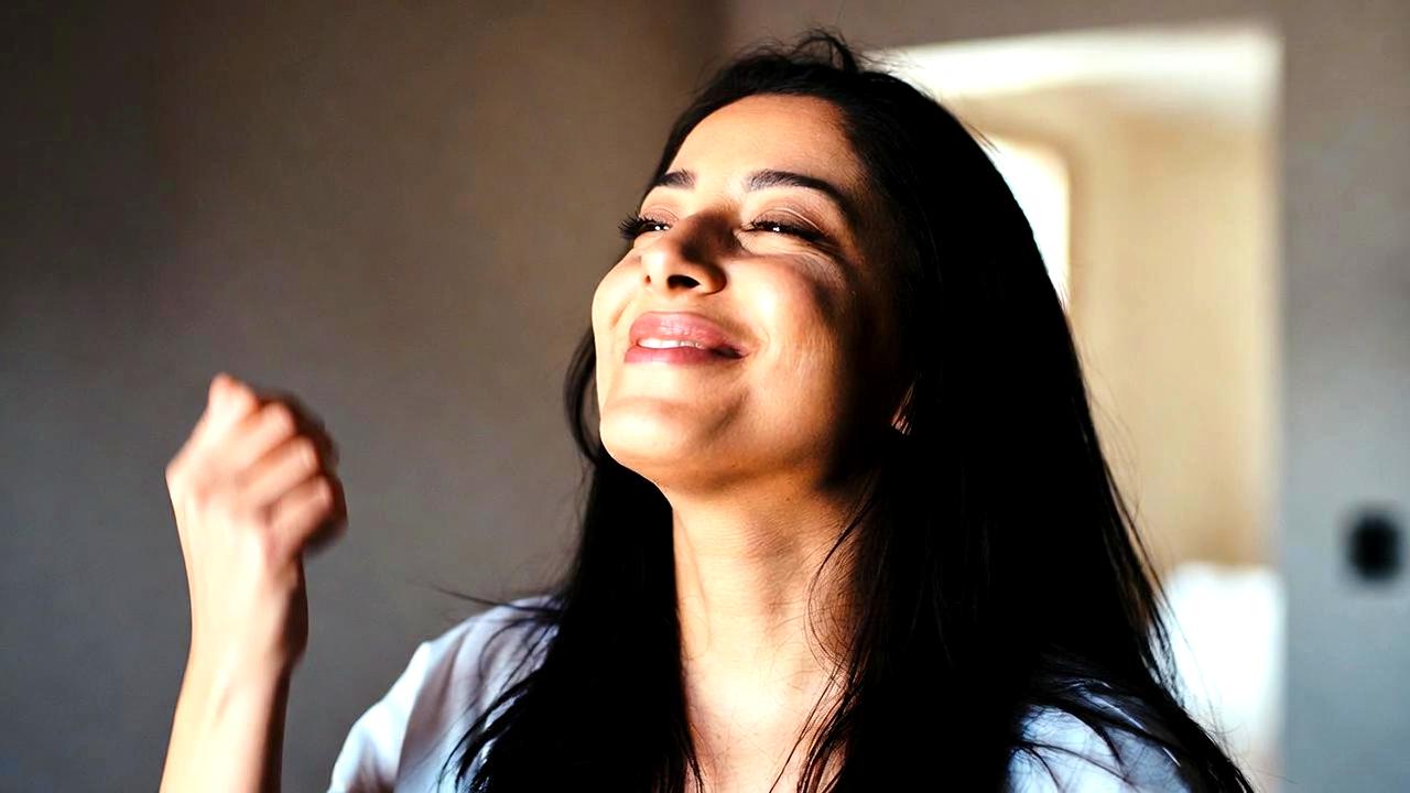 テカリや毛穴悩みから解放された美しい肌のイメージ