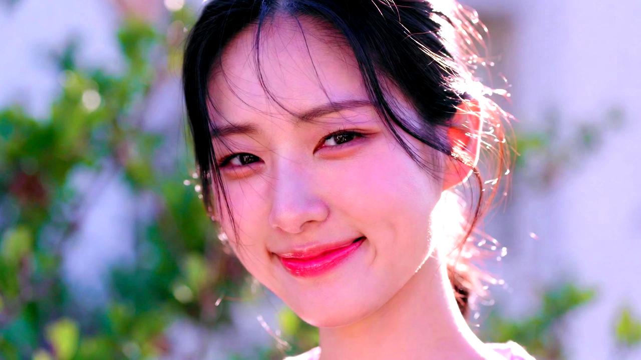 トレンドのUVリップメイクでツヤのある唇を演出するイメージ