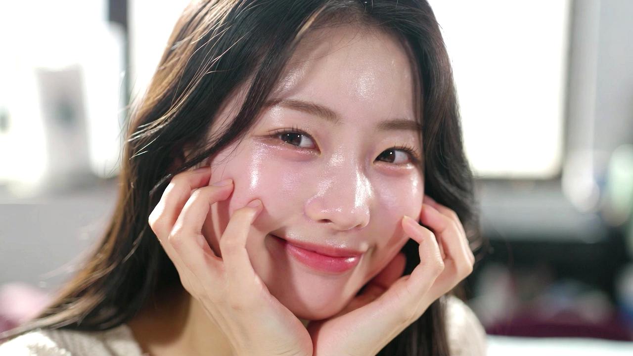 高級感のあるアイクリームやフェイスマスクを使う女性