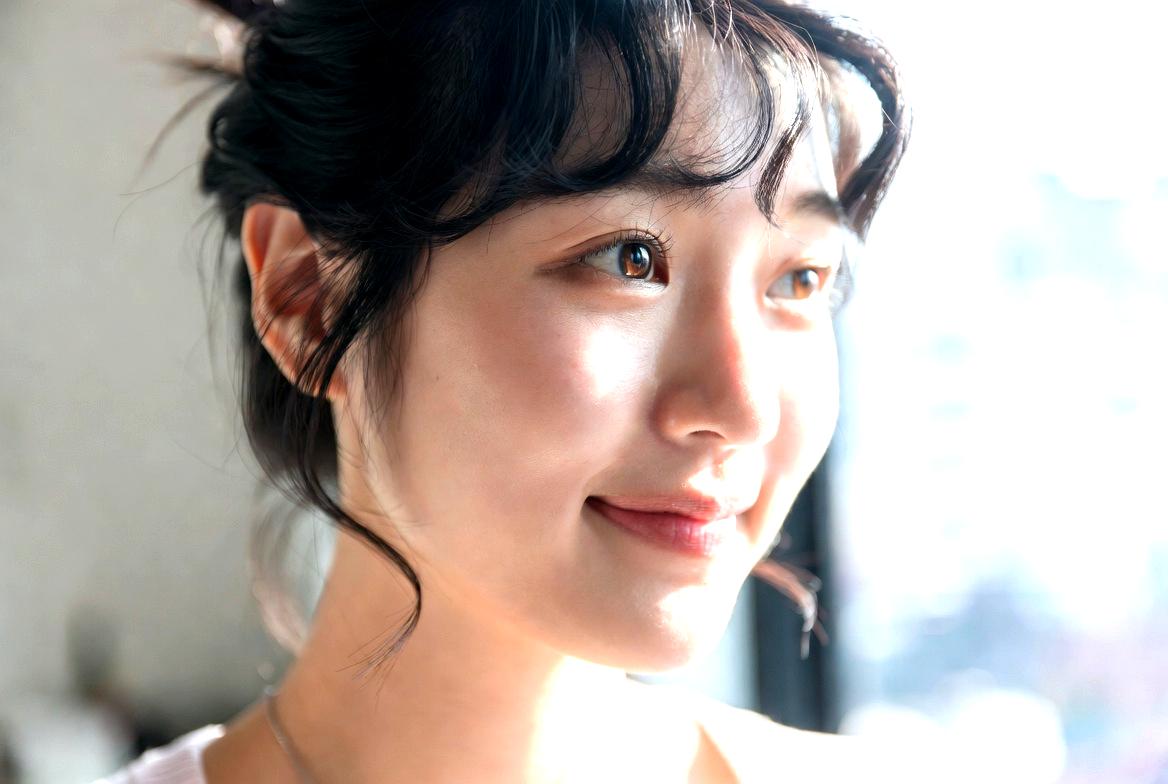 内側から輝くようなツヤ肌をイメージした透明感のある肌の写真