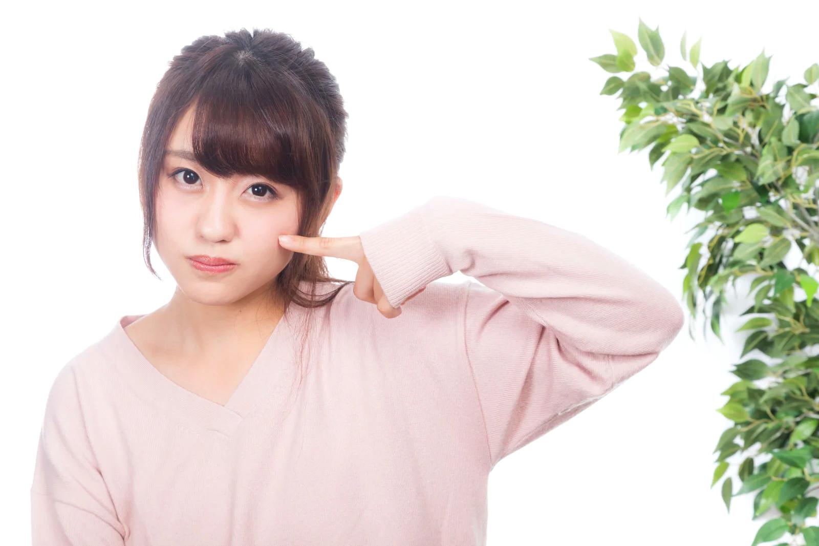 朝のスキンケアと日焼け止めを丁寧に行う美容ルーティン