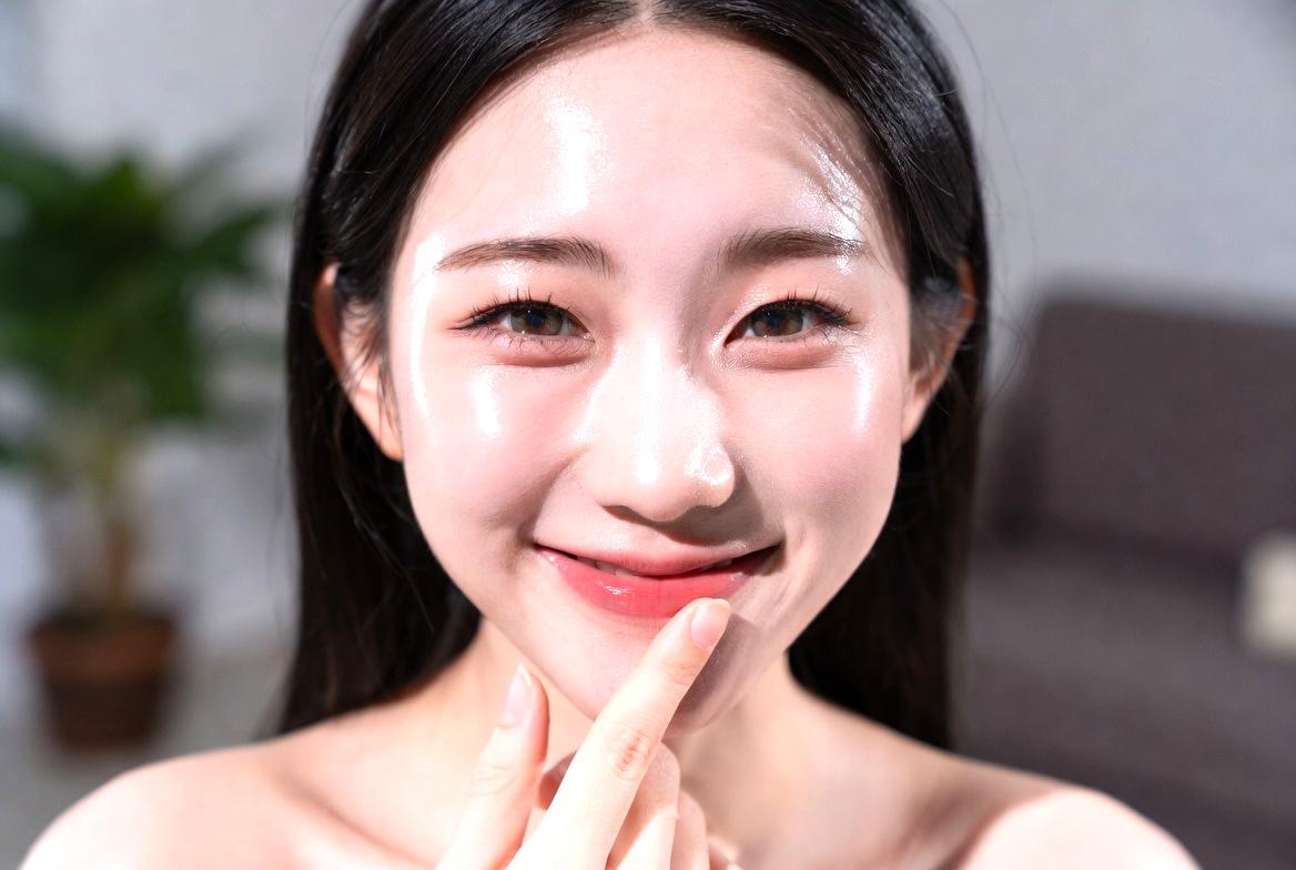 日中にUVリップを塗り直して唇をケアする女性の美容習慣