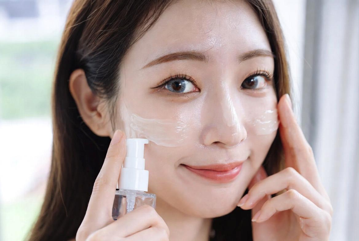 肌質別に並べられた化粧水や乳液などのスキンケア用品