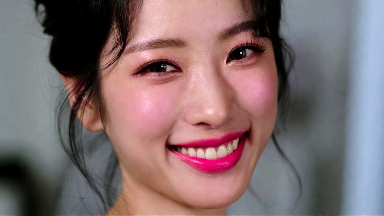 メイク崩れに悩む女性の表情