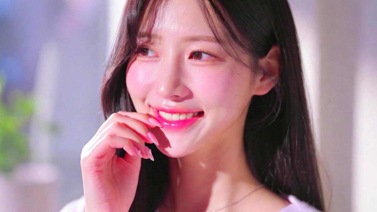 青白い紫茶色の唇の原因と改善ケアで血色感を取り戻す美容イメージ