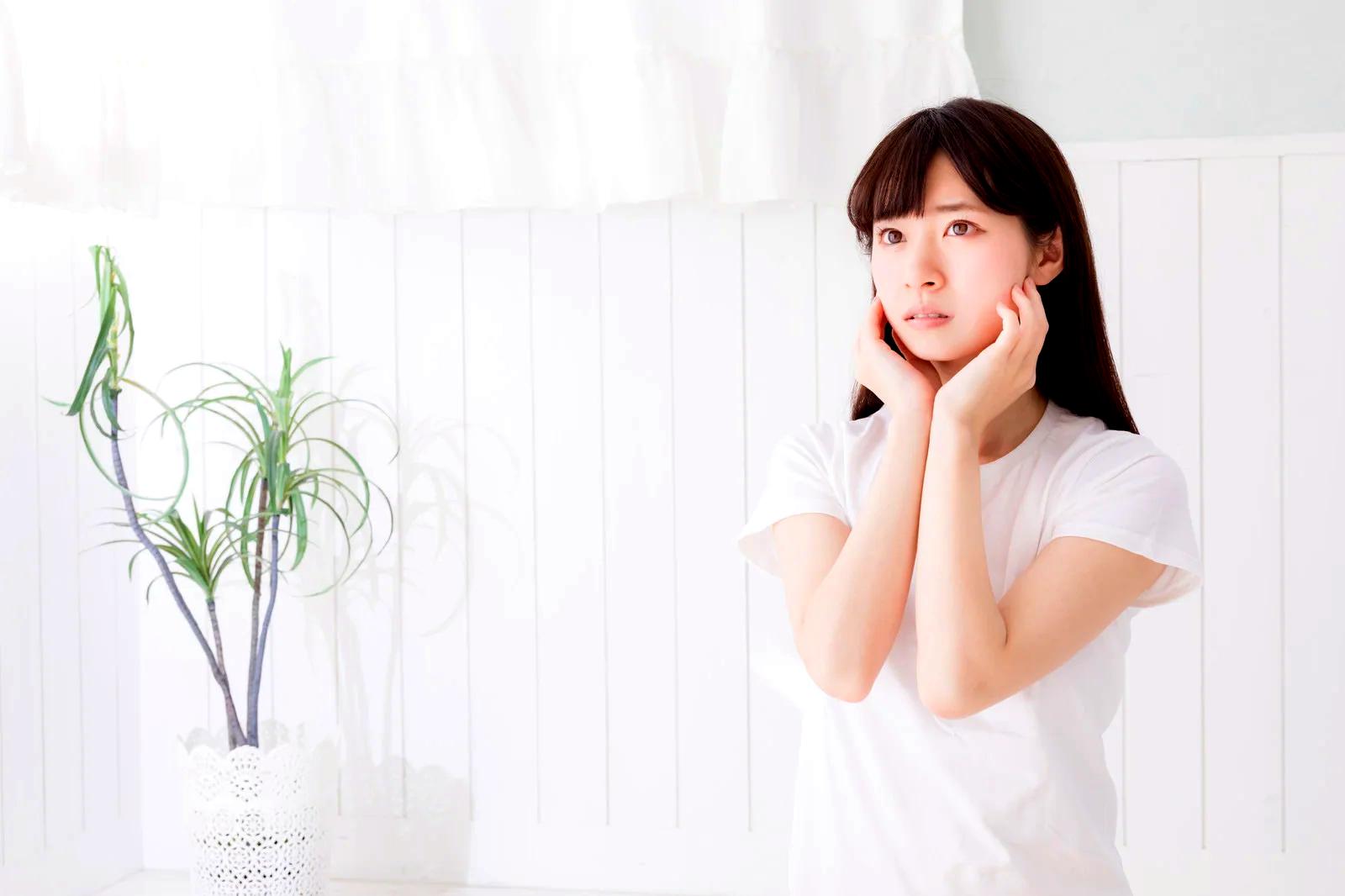 花粉が肌に付着しバリア機能が乱れる皮膚構造のイメージ