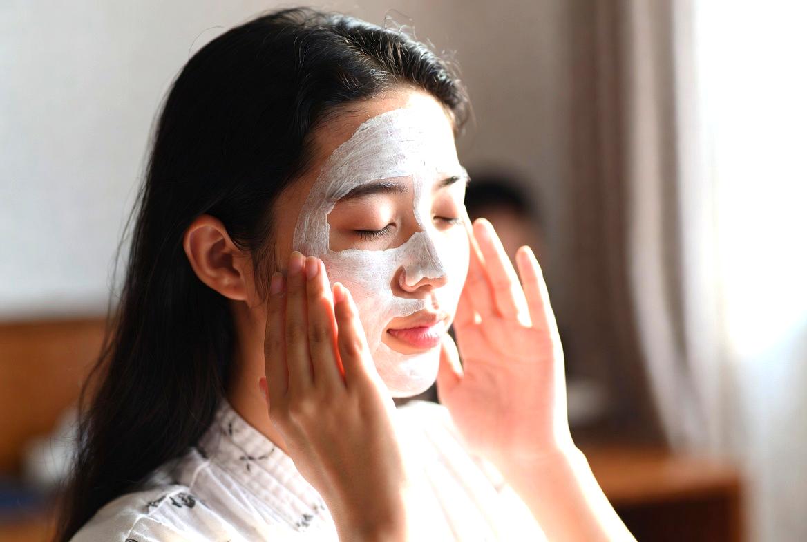 低刺激の洗顔で肌をやさしく整えるスキンケアシーン