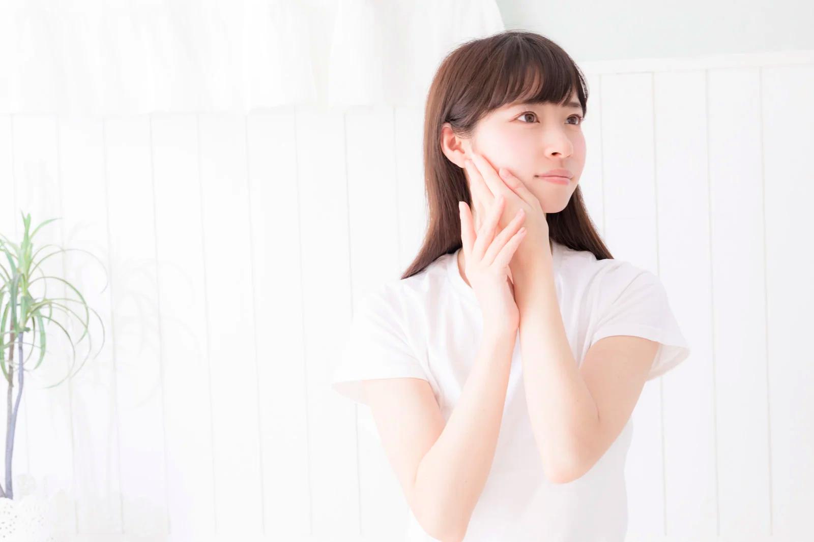 人気のセラミド美容液と保湿クリームが並ぶイメージ