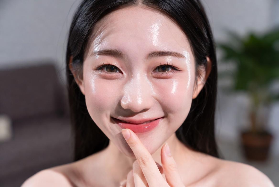 夜のスキンケアで唇を整えるリラックスシーン