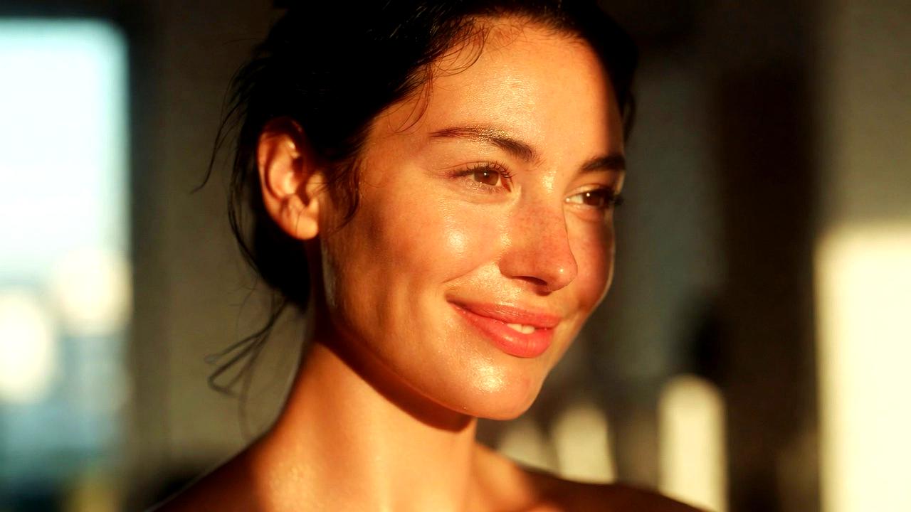 低刺激スキンケアを選びながら安心してケアする女性の様子